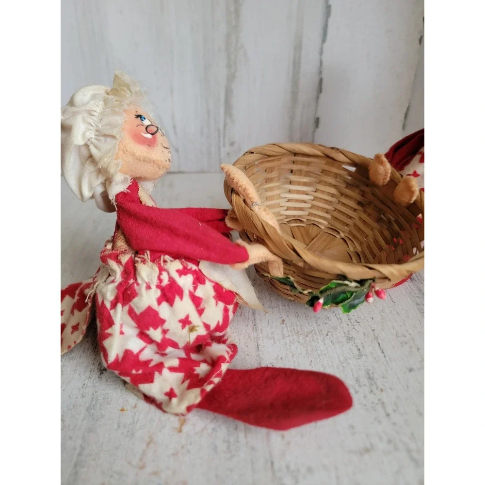 Annalee Mr Mrs Santa Claus carrying basket Xmas vintage home decor unique